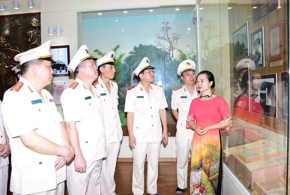 Tổ chức về nguồn, báo công tại Khu Lưu niệm Sáu điều Bác Hồ dạy Công an nhân dân